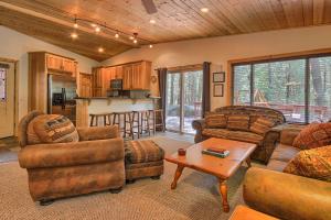 un salon avec deux canapés et une table dans l'établissement 1L The Tree House, à North Wawona