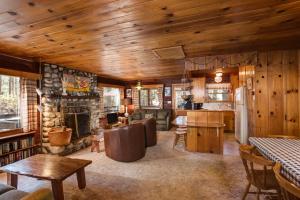 Gallery image of 53 Creekside Cabin in Wawona