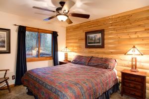 a bedroom with a bed and a ceiling fan at 2N Big Pine Lodge in Wawona