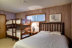 1 Schlafzimmer mit 2 Etagenbetten und 1 Bett mit einer Leiter in der Unterkunft 12B Star Gazers in Wawona
