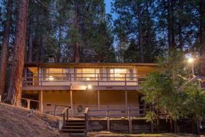 uma casa na floresta à noite em 11B Sequoia House em Wawona
