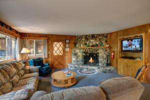 uma sala de estar com um sofá e uma lareira em 11B Sequoia House em Wawona