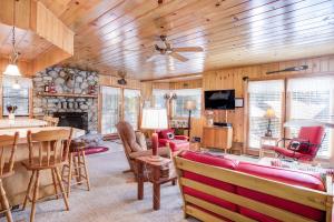 Μια τηλεόραση ή/και κέντρο ψυχαγωγίας στο 7 Cedar Lodge