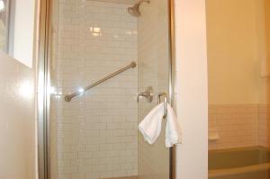 d'une douche avec une porte en verre et une serviette. dans l'établissement 43A Mountain Retreat, à Wawona