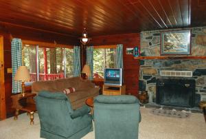 sala de estar con sofá y chimenea en 3N Lockwood Lodge en Wawona