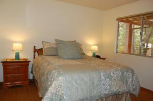 une chambre avec un lit et deux lampes et une fenêtre dans l'établissement 43A Mountain Retreat, à Wawona