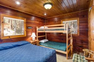 una camera con 2 letti a castello in una cabina di 70 Simmons Den a Wawona