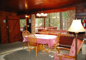 une salle à manger avec une table et des chaises dans une cabine dans l'établissement 8 Nugents Nest, à North Wawona