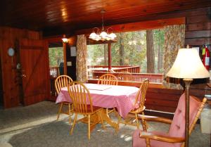 a dining room with a table and chairs in a cabin at 8 Nugents Nest in North Wawona