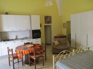 カザラーノにあるAlba Dorataのキッチン、リビングルーム(テーブル、キッチン、テーブル、椅子付)