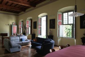 NervianoにあるStorica Quercia B&Bのリビングルーム(青いソファ2台、窓付)