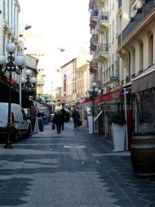 uma rua da cidade com pessoas andando pela rua em Appartement Cattleya - rue halevy em Nice