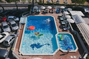 Bazén v ubytování Hotel La Bussola nebo v jeho okolí