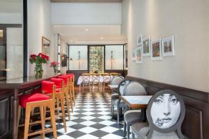 A seating area at White Tree Residence