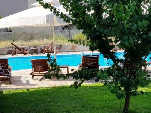 un gruppo di sedie e una piscina di Villa Riviera a Stavros