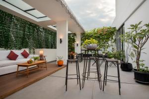 A seating area at White Tree Residence