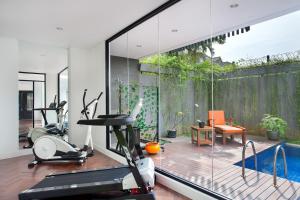 The fitness centre and/or fitness facilities at White Tree Residence