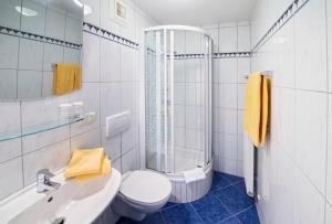 ein Bad mit einem WC, einem Waschbecken und einer Dusche in der Unterkunft Hotel Reichmann in Sankt Kanzian am Klopeiner See