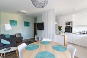 Kuchnia lub aneks kuchenny w obiekcie Apartamenty City View od WroclawApartament-pl