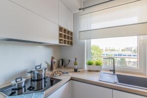 Kuchnia lub aneks kuchenny w obiekcie Apartamenty City View od WroclawApartament-pl