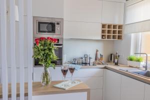 Kuchnia lub aneks kuchenny w obiekcie Apartamenty City View od WroclawApartament-pl