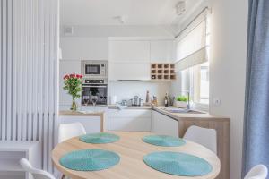Kuchnia lub aneks kuchenny w obiekcie Apartamenty City View od WroclawApartament-pl