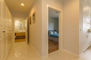Łóżko lub łóżka w pokoju w obiekcie Apartamenty City View od WroclawApartament-pl