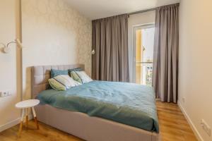 Łóżko lub łóżka w pokoju w obiekcie Apartamenty City View od WroclawApartament-pl