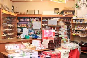 Supermarket nebo jiné obchody v  ryokanu nebo okolí