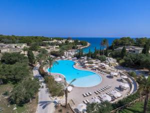 Utsikt mot bassenget på Le Cale D'Otranto Beach Resort eller i nærheten