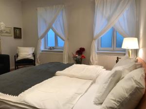 un letto bianco in una stanza con finestra di Premarental Apartment 1 a Vienna