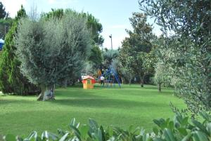 A garden outside Hotel Ristorante Il Gabbiano