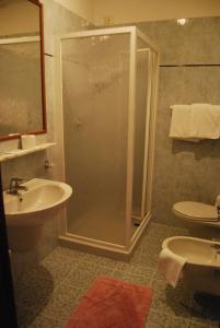 A bathroom at Hotel Ristorante Il Gabbiano