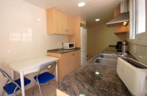 una pequeña cocina con fregadero y encimera en Lets Holidays Big Terrace House and 2 Parking, en Tossa de Mar