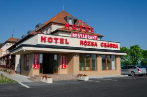 un edificio de hotel con un cartel para un restaurante en Hotel Rózsa Csárda Bungalow & Caravan Park en Hegyeshalom