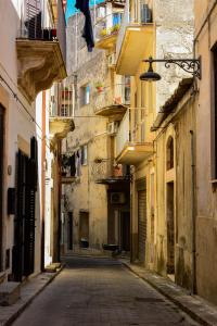 an empty street in an alley between buildings at Terrazzo su Ibla in Ragusa