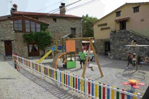 Hostal Els Roures tesisinde çocuk oyun alanı