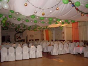 カミェンナ・グラにあるHotel Krokusの白いテーブルと緑の風船が並ぶ宴会場
