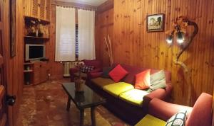 sala de estar con sofá y mesa en Casa rural El caño, en Mingorría