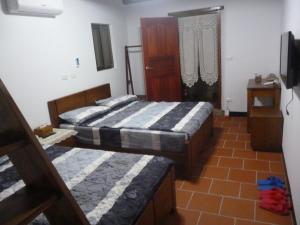 烈嶼鄉的住宿－采藝民宿 ，一间卧室配有两张床和电视。