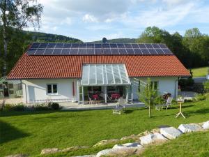 uma casa com painéis solares no telhado em Ferienhaus Geißdörfer em Hunding