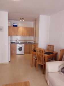 Virtuvė arba virtuvėlė apgyvendinimo įstaigoje Apartamento Almerimar primera linea de playa