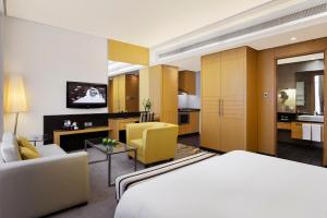 Kuchyň nebo kuchyňský kout v ubytování Hala Arjaan by Rotana, Deluxe Hotel Apartments
