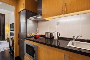 Kuchyň nebo kuchyňský kout v ubytování Hala Arjaan by Rotana, Deluxe Hotel Apartments