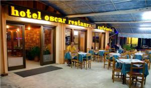 Reštaurácia alebo iné gastronomické zariadenie v ubytovaní Hotel Oscar