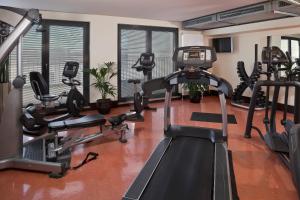 
The fitness center and/or fitness facilities at Meliá Berlin
