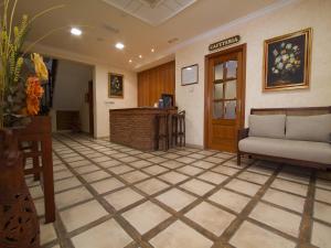 a lobby with a couch and a table at La Higuera in Güéjar-Sierra