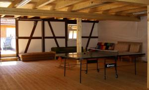 uma sala de estar com uma mesa de vidro num quarto em Gerlingshof em Abtsroda