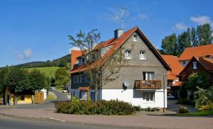 ein großes Haus mit Balkon auf einer Straße in der Unterkunft Gerlingshof in Abtsroda