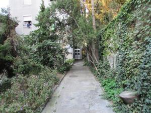 una pasarela frente a un edificio con plantas en Apartment Sonja en Belgrado